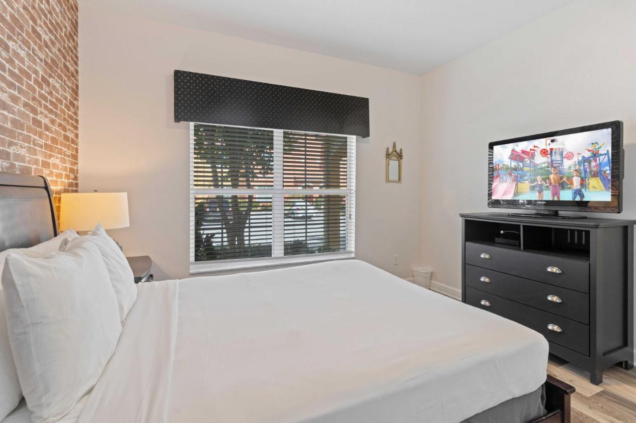 8960 Cat Palm Road *